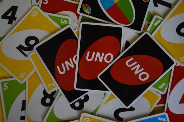 Foto Uno uno cartas e um jogo de cartas em uma mesa – Imagem de ONU grátis  no Unsplash