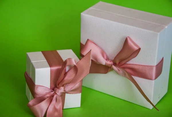 Dos Cajas Regalo Blancas Con Cinta Rosa Sobre Fondo Verde —  Fotos de Stock