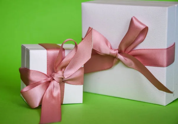 Dos Cajas Regalo Blancas Con Cinta Rosa Sobre Fondo Verde —  Fotos de Stock