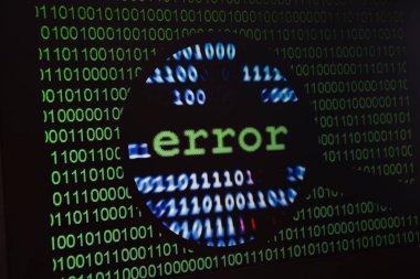 Bilgisayar hatası kavramı, ekrandaki hata mesajı, kötü yazılım pc uygulaması çökmesi, e-posta kötü amaçlı yazılım, veri kaybı ve geri kazanım, omuz işi dizüstü bilgisayarı veya ofis bilgisayarındaki bilgisayar bilgisayarı üzerine arka plan