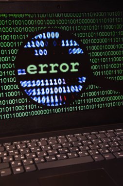 Bilgisayar hatası kavramı, ekrandaki hata mesajı, kötü yazılım pc uygulaması çökmesi, e-posta kötü amaçlı yazılım, veri kaybı ve geri kazanım, omuz işi dizüstü bilgisayarı veya ofis bilgisayarındaki bilgisayar bilgisayarı üzerine arka plan