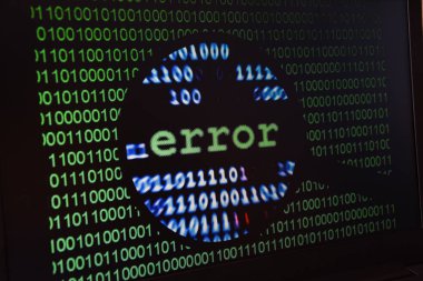 Bilgisayar hatası kavramı, ekrandaki hata mesajı, kötü yazılım pc uygulaması çökmesi, e-posta kötü amaçlı yazılım, veri kaybı ve geri kazanım, omuz işi dizüstü bilgisayarı veya ofis bilgisayarındaki bilgisayar bilgisayarı üzerine arka plan