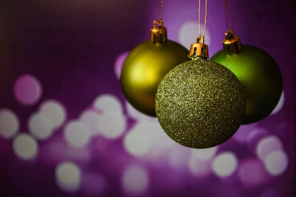 Πράσινο Και Χρυσό Μπάλες Στολίδι Χριστούγεννα Πάνω Από Μπλε Μωβ — Φωτογραφία Αρχείου