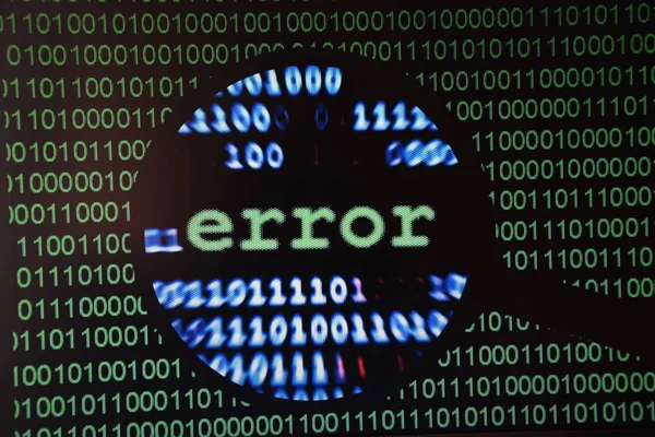 Bilgisayar hatası kavramı, ekrandaki hata mesajı, kötü yazılım pc uygulaması çökmesi, e-posta kötü amaçlı yazılım, veri kaybı ve geri kazanım, omuz işi dizüstü bilgisayarı veya ofis bilgisayarındaki bilgisayar bilgisayarı üzerine arka plan