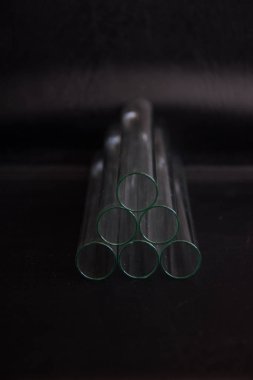 Siyah arka plandaki cam kimya laboratuarı ekipmanlarının analizi için farklı bir laboratuvar cam ve sıvıyla ayarlandı. Kimya Laboratuarı konsepti