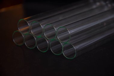 Siyah arka plandaki cam kimya laboratuarı ekipmanlarının analizi için farklı bir laboratuvar cam ve sıvıyla ayarlandı. Kimya Laboratuarı konsepti