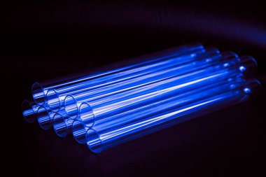 Siyah arka plandaki cam kimya laboratuarı ekipmanlarının analizi için farklı bir laboratuvar cam ve sıvıyla ayarlandı. Kimya Laboratuarı konsepti