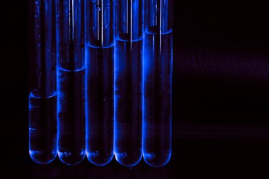 Siyah arka plandaki cam kimya laboratuarı ekipmanlarının analizi için farklı bir laboratuvar cam ve sıvıyla ayarlandı. Kimya Laboratuarı konsepti