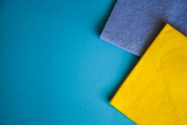 Temizlik ve temizlik aksesuarları, eldivenler, mavi arka planda süngerler. Temizlik Hizmetleri Konsepti. Pankart. Uzayı kopyala Düz yatış, Üst Görünüm.