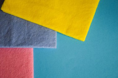 Temizlik ve temizlik aksesuarları, eldivenler, mavi arka planda süngerler. Temizlik Hizmetleri Konsepti. Pankart. Uzayı kopyala Düz yatış, Üst Görünüm.