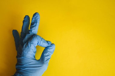 Çalışan el, tozdan mikro fiber bez silen lastik koruyucu eldiven giymiş. Ticari temizlik şirketi konsepti Erken bahar temizliği veya düzenli temizlik.