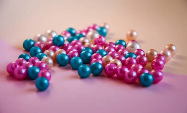 Bellissimo Colorato Blu Rosa Gruppo Perle Lucide Sfondo Rosa Morbido — Foto Stock