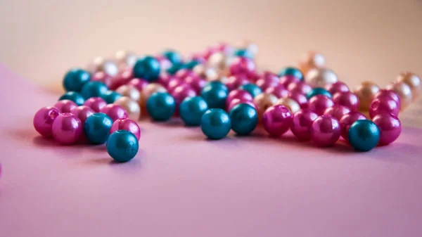 Bellissimo Colorato Blu Rosa Gruppo Perle Lucide Sfondo Rosa Morbido — Foto Stock