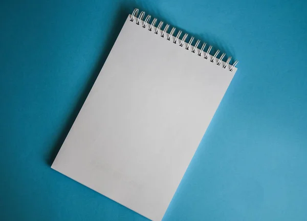 青色の背景オフィスデスクと異なるオブジェクト上の空白のページのトップビュー ミニマルフラットレイアウトスタイルのコピースペース ノートブック — ストック写真