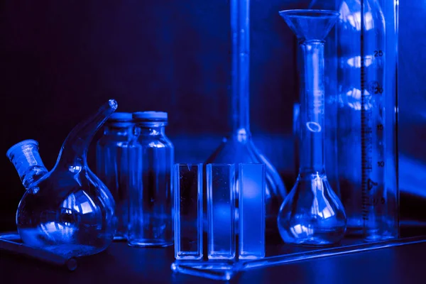 Set Con Diversi Bicchieri Laboratorio Liquido Analisi Sfondo Nero Apparecchiature — Foto Stock