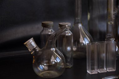 Siyah arka plandaki cam kimya laboratuarı ekipmanlarının analizi için farklı bir laboratuvar cam ve sıvıyla ayarlandı. Kimya Laboratuarı konsepti