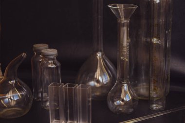 Siyah arka plandaki cam kimya laboratuarı ekipmanlarının analizi için farklı bir laboratuvar cam ve sıvıyla ayarlandı. Kimya Laboratuarı konsepti