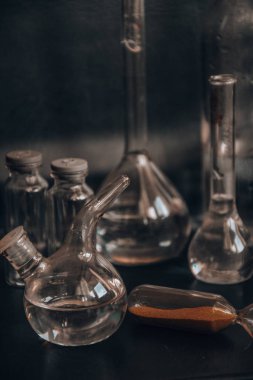 Siyah arka plandaki cam kimya laboratuarı ekipmanlarının analizi için farklı bir laboratuvar cam ve sıvıyla ayarlandı. Kimya Laboratuarı konsepti