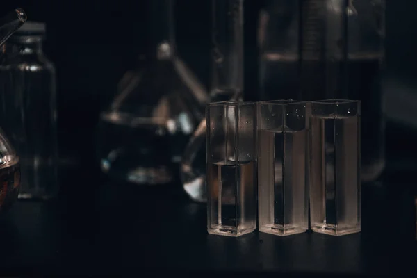 Набір Різними Лабораторними Скляними Посудом Рідиною Аналізу Чорному Тлі Скляне — стокове фото