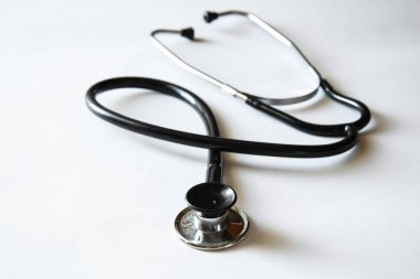 Tıbbi steteskop ya da fonendoskop beyaz arka planda izole siyah