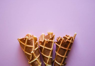 Pembe arka planda ev yapımı waffle 'lar, boşluğu kopyala