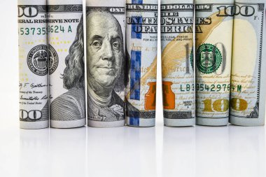 Amerikan doları ruloları, beyaz arka planda yazı için yeri olan 100 dolar. 