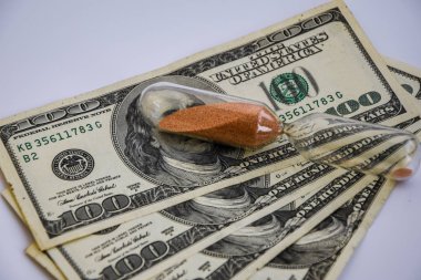 Vakit nakittir, Amerikan doları, nakit para, kum saati beyaz arka planda mesaj için yer var. 