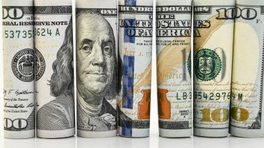 Amerikan doları ruloları, beyaz arka planda yazı için yeri olan 100 dolar. 