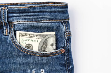 Kot pantolonun cebinde Amerikan Doları banknotu, Franklin cep fotokopi alanından izliyor.