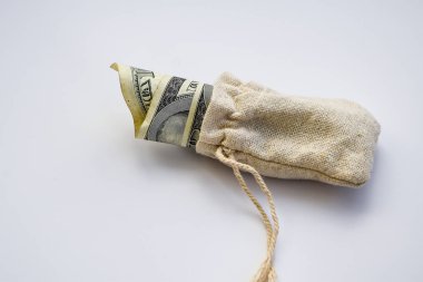 Beyaz arka planda izole edilmiş dolarlarla dolu para çantası, iş finansmanı. Yatırım konsepti için para biriktir para çantası, kopyalama alanı 