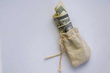Beyaz arka planda izole edilmiş dolarlarla dolu para çantası, iş finansmanı. Yatırım konsepti için para biriktir para çantası, kopyalama alanı 