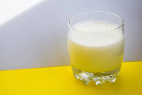 Ett Glas Mandelmjölk Vit Och Gul Bakgrund Kopiera Utrymme — Stockfoto