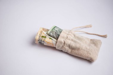 Polonya parası, Polonya parası beyaz arka planda, 1200 Cila nakit para çantası.