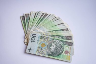 Polonya parası, beyaz arka planda Polonya parası, yüz iki yüz Polonya parası.