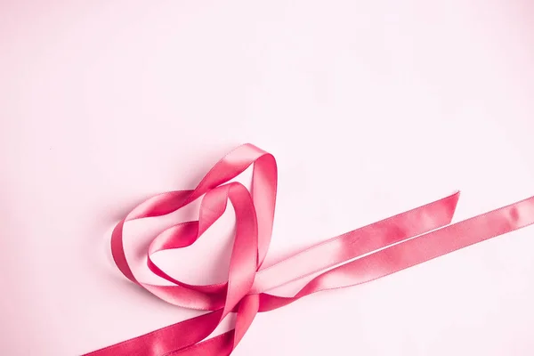 Cinta de regalo rosa en forma de corazón en el fondo rosa, día de San Valentín, concepto de amor , — Foto de Stock