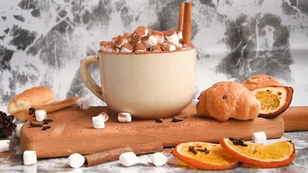 Marşmelovlar Yılbaşı Bardağının Içine Düşer Lezzetli Sıcak Çikolata Serpiştirilmiş Kakao — Stok video