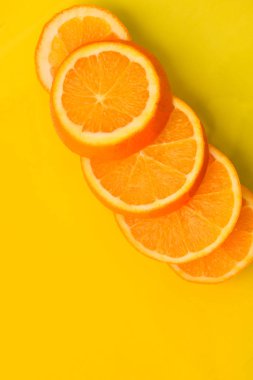 Sarı arka planda portakal dilimleri - stok fotoğrafı