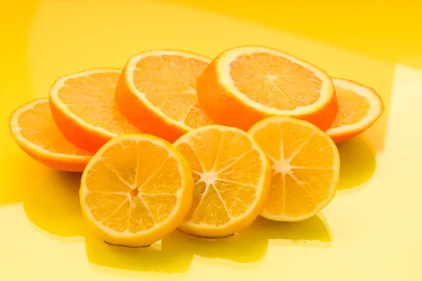 Tranches d'orange et de citron sur le fond jaune - photo de stock — Photo