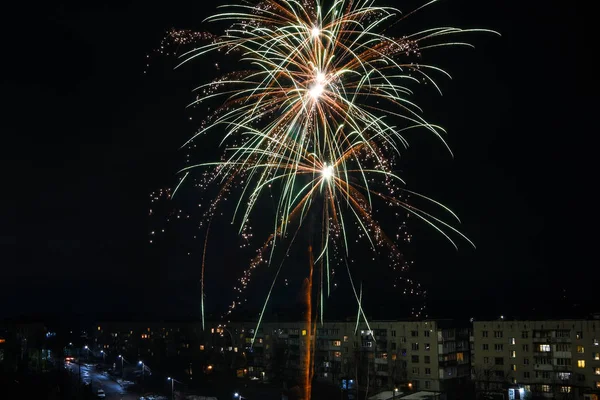 Los fuegos artificiales de colores en el cielo nocturno - foto de stock — Foto de Stock