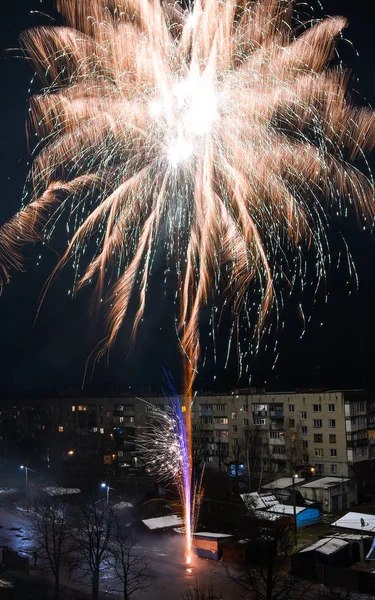 Színes tűzijáték az éjszakai égbolton - stock photo — Stock Fotó