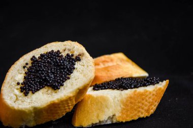 Siyah havyarlı üç lezzetli sandviç.