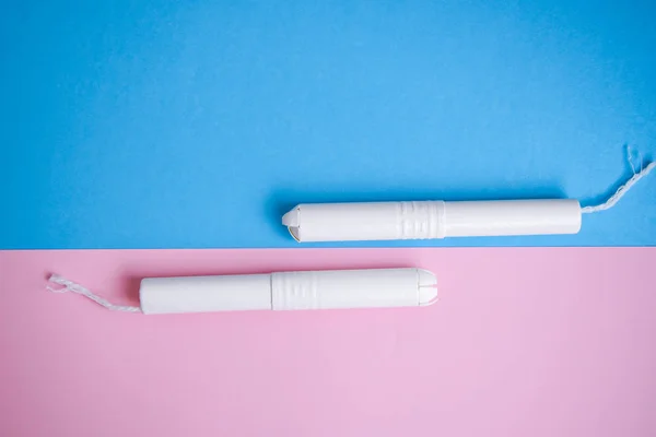 Hygienic tampons on a blue and pink background. copy space, Menstruation sanitary tampon for woman hygiene protection. Critical days. Medical conception — Stock Photo, Image
