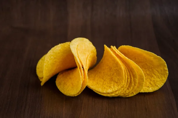 Delicious potato chips on dark background — ストック写真