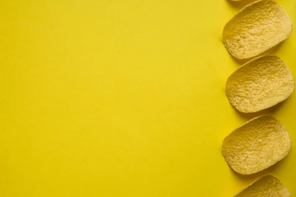 Deliciosas papas fritas sobre fondo amarillo — Foto de Stock