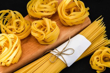 Çiğ spagetti ve tagliatelle yuvarlak makarna topları