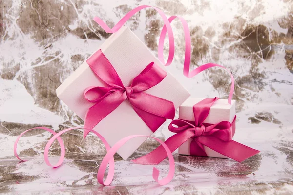 Dos cajas de regalo blancas con cinta rosa —  Fotos de Stock
