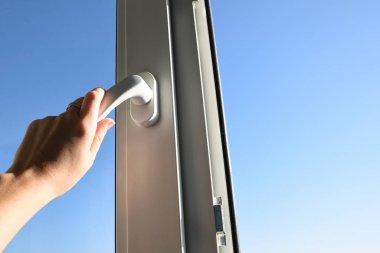 Plastik el açma penceresi