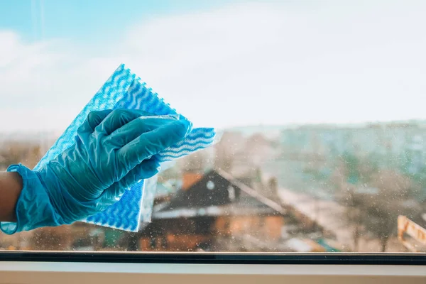 Mão do empregado na luva protetora de borracha com micro fibra pano limpando janela de poeira. espaço de cópia, limpeza geral — Fotografia de Stock