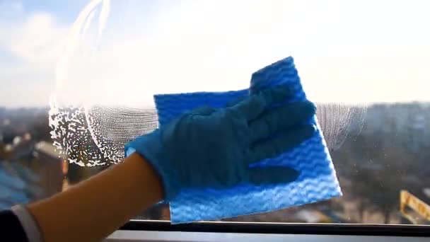 Mitarbeiter Hand Gummischutzhandschuh Mit Mikrofasertuch Das Fenster Vom Staub Wischt — Stockvideo