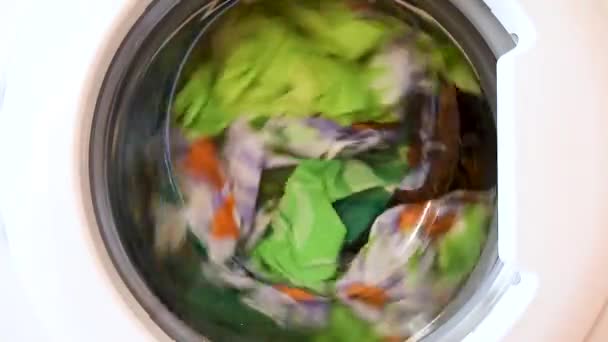 Çamaşır Makinesi Renkli Giysileri Çarşafları Yıkar Silindir Dönüyor Kimse — Stok video